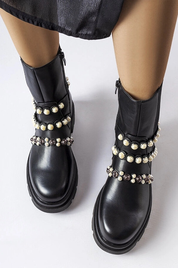 Botins pretos decorados com... 2