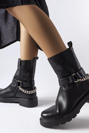 Botins pretos vazados com corrente Procopio