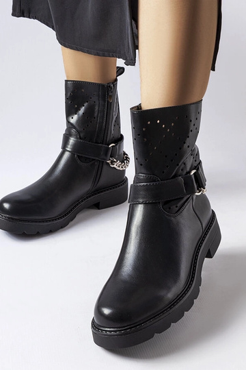 Botins pretos vazados com... 2