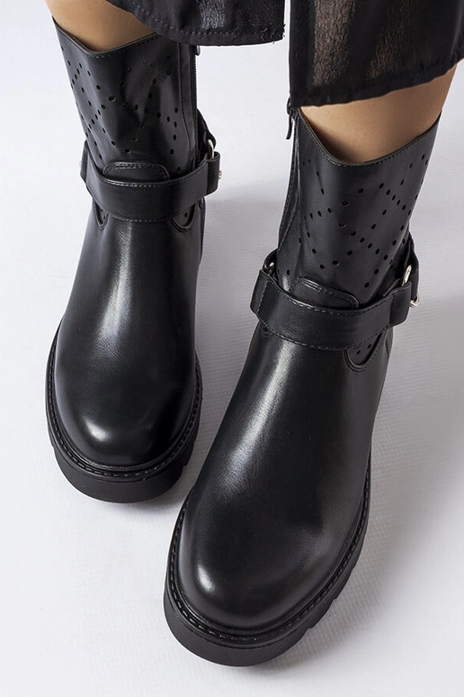 Botins pretos vazados com corrente...