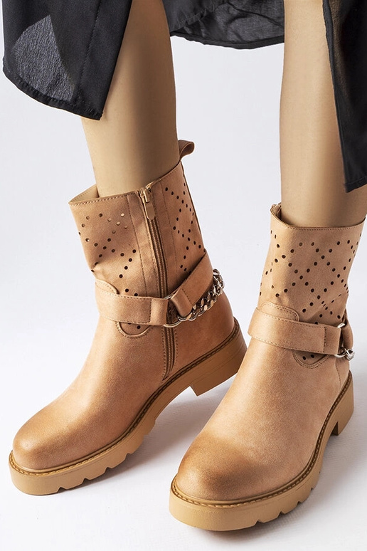 Botins bege vazados com corrente...