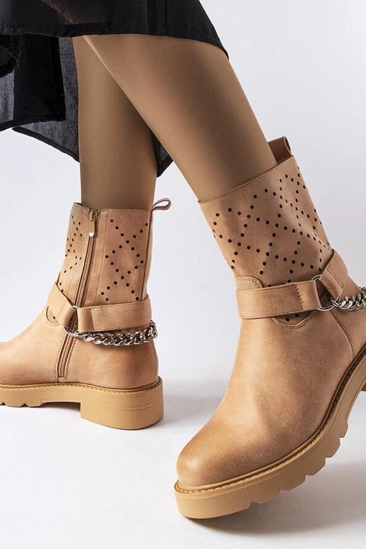 Botins bege vazados com corrente...