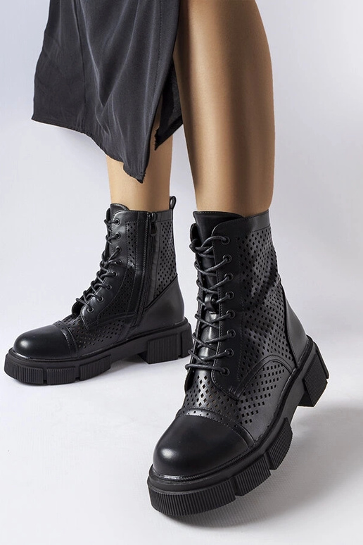 Botins pretos vazados Corpus