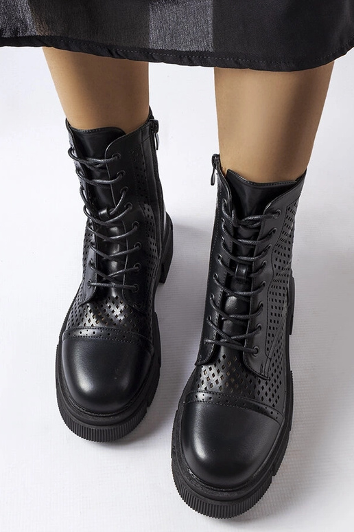 Botins pretos vazados Corpus