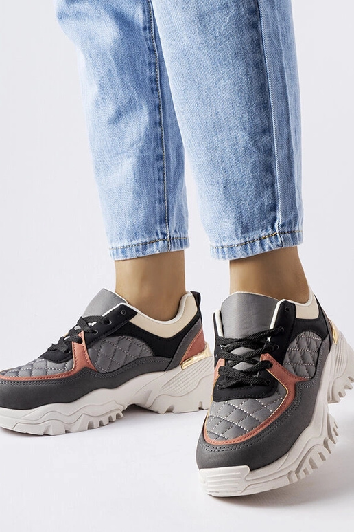 Tênis cinza com apliques coloridos...