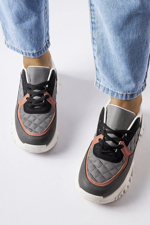 Tênis cinza com apliques coloridos...