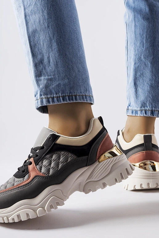 Tênis cinza com apliques coloridos...