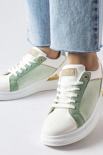 Sapatos brancos e verdes...