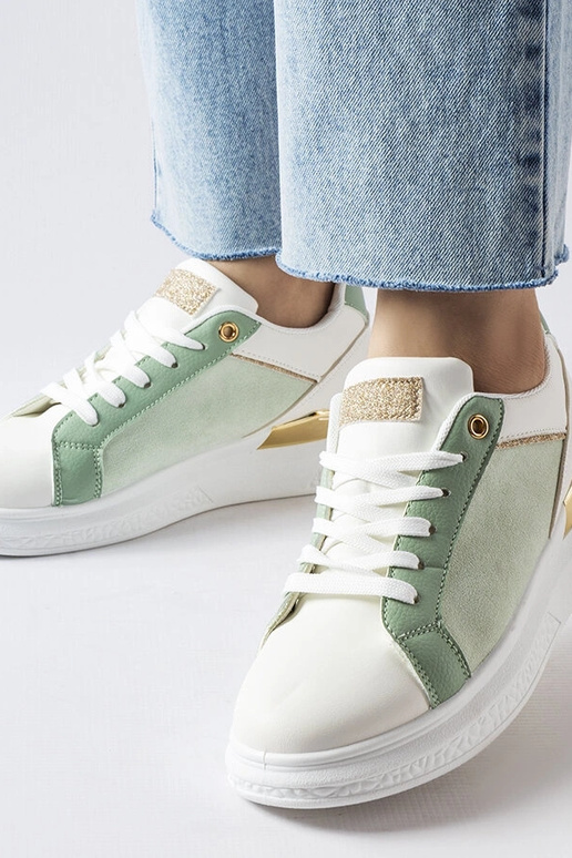 Sapatos brancos e verdes com detalhes...