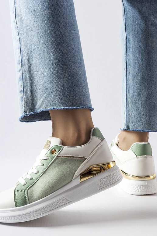 Sapatos brancos e verdes com detalhes...