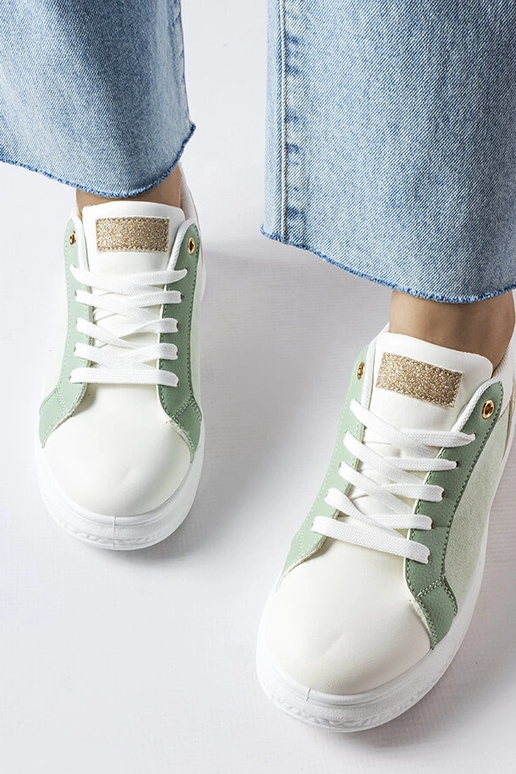 Sapatos brancos e verdes com detalhes...