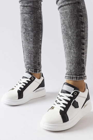 Tênis preto e branco com detalhes em prata Via