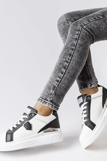 Tênis preto e branco com detalhes em prata Via 2