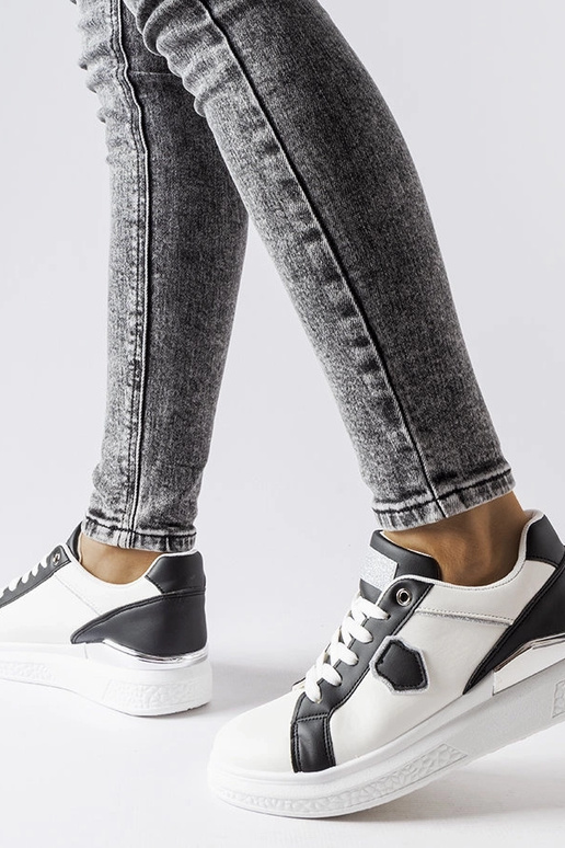 Tênis preto e branco com detalhes em...