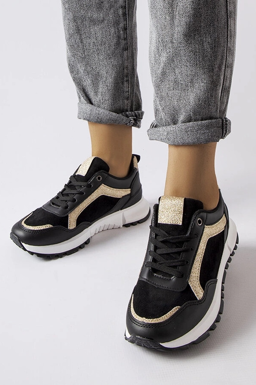 Tênis preto com decoração de glitter...