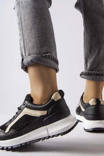 Tênis preto com decoração... 2