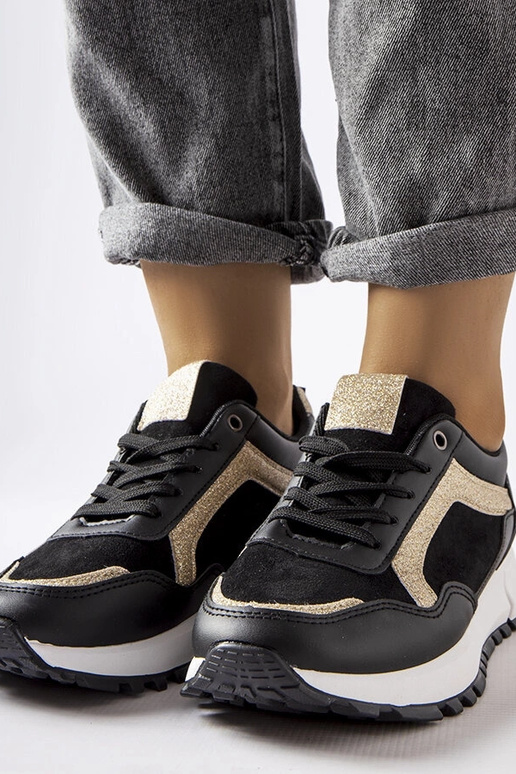 Tênis preto com decoração de glitter...