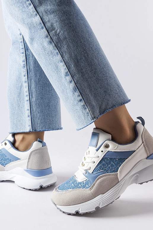 Sapatos azuis e brancos com detalhe...