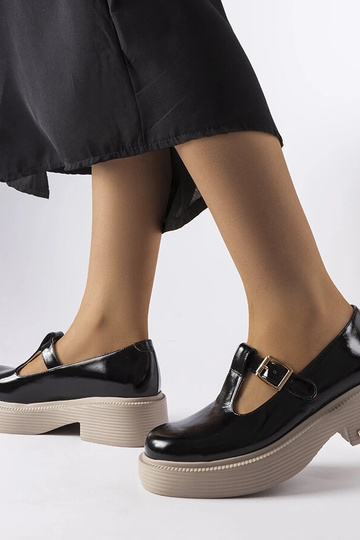 Botas pretas envernizadas,...