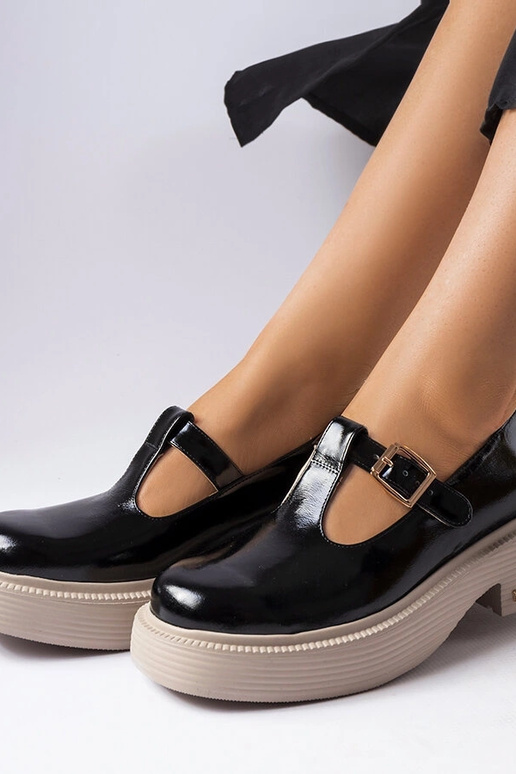 Botas pretas envernizadas, Karino