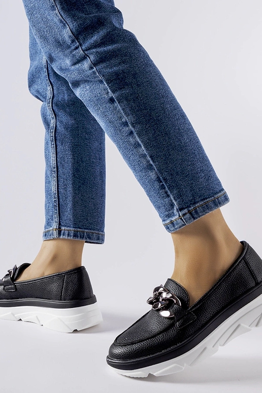 Mocassins pretos com corrente, "Vinceza"