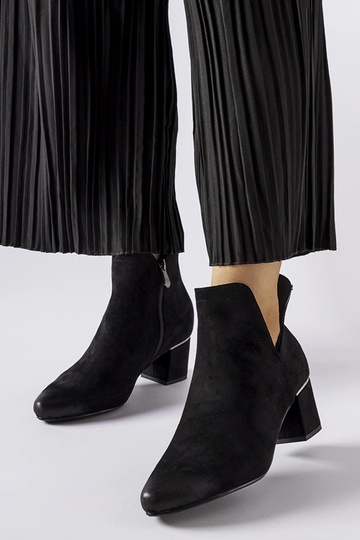 Botas de cano curto pretas...