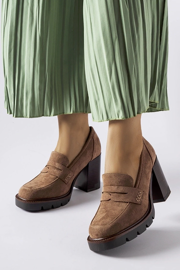 Saltos pretos altos com...