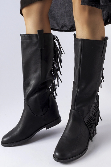 Botas pretas com cunha...