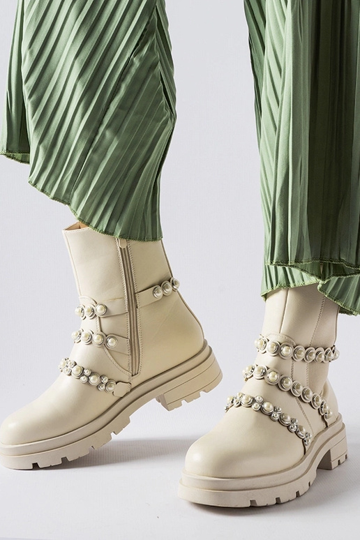 Botins bege decorados com pérolas...