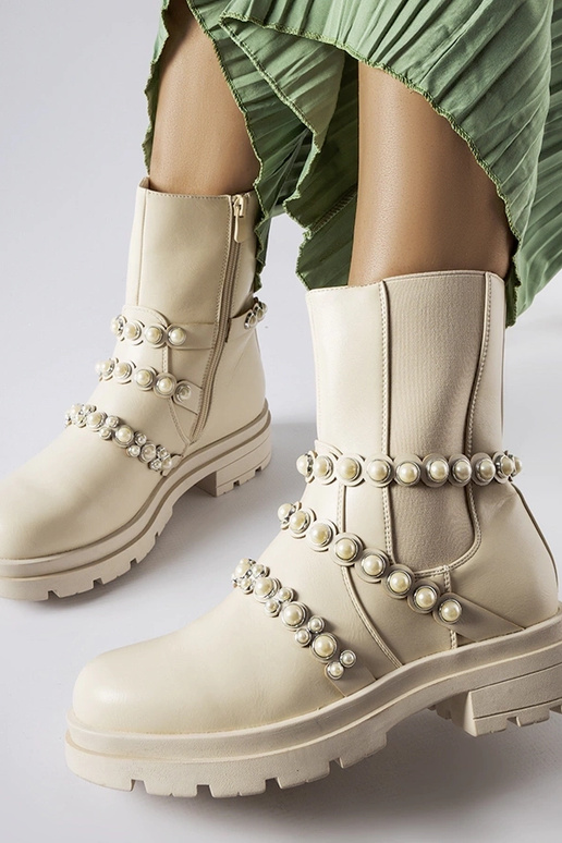 Botins bege decorados com pérolas...
