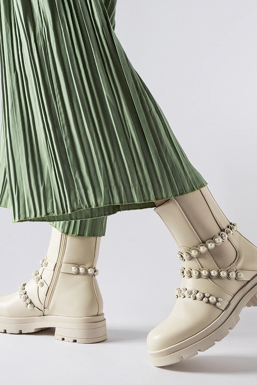 Botins bege decorados com pérolas...