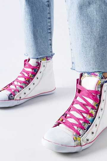 Botas de cano curto brancas com flores da Marphisa