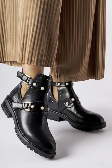 Botins pretos com recorte e...