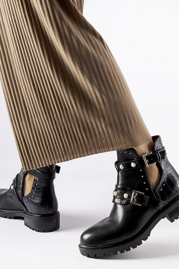 Botins pretos com recorte e... 2