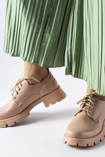 Sapatos Charleston bege com acabamento fosco