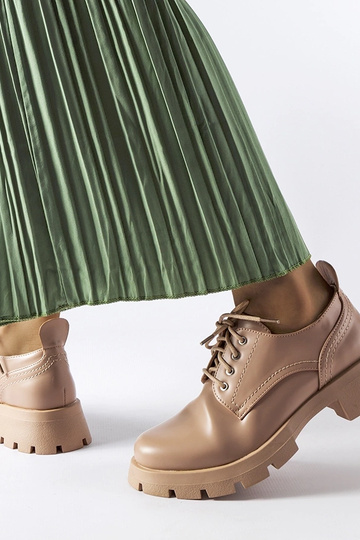 Sapatos Charleston bege com acabamento fosco 2