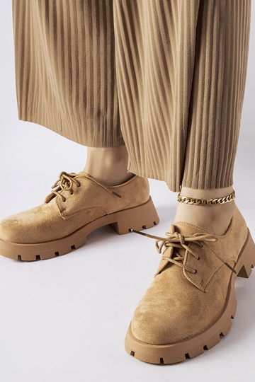 Mocassins marrons com sola...