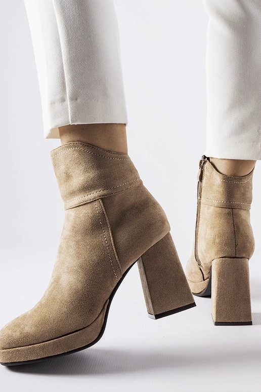 Botas de cano curto cinzas com salto...