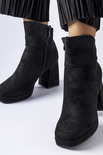 Botins pretos com salto enorme Itaf