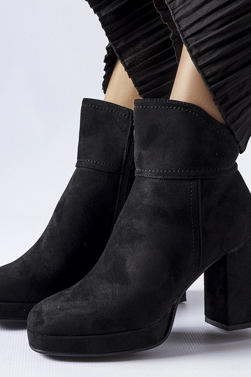 Botins pretos com salto enorme Itaf