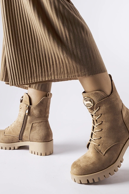 Botas isoladas de camurça na cor...