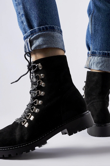 Botas de cano curto pretas...