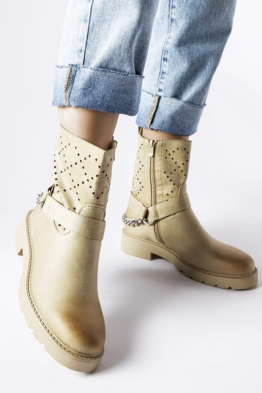 Botins verdes vazados com corrente...