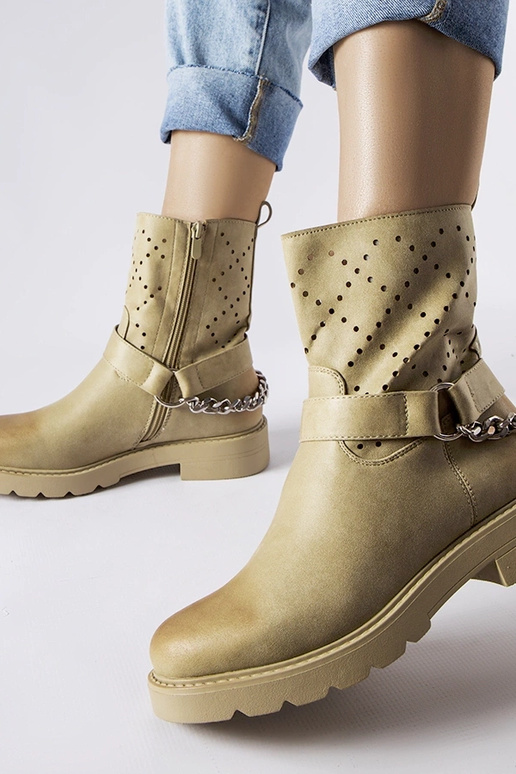 Botins verdes vazados com corrente...