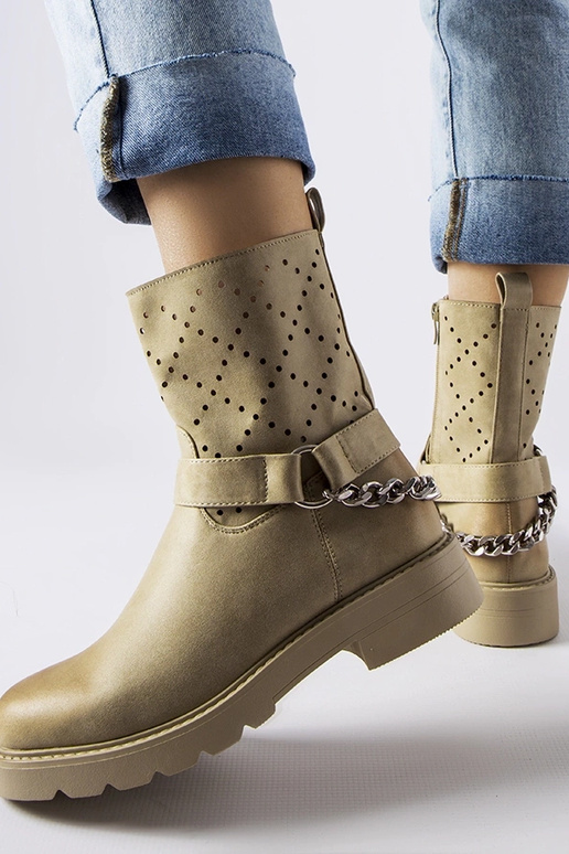 Botins verdes vazados com corrente...