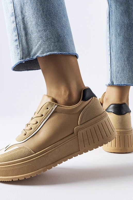 Tênis bege sobre plataforma grossa...