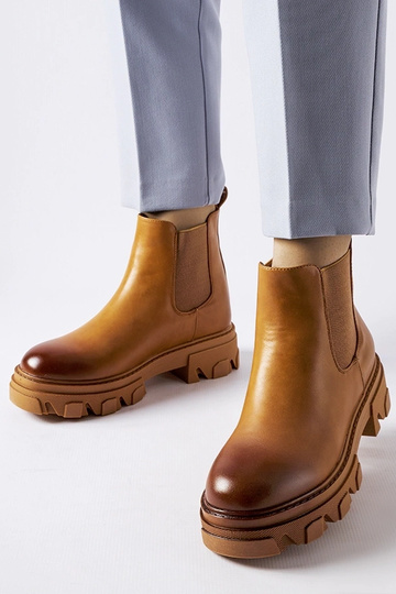 Botas grossas de cano curto...