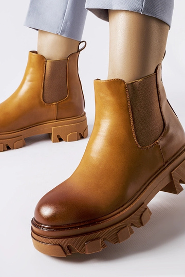 Botas grossas de cano curto... 2