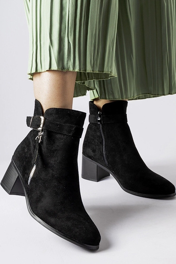 Botins pretos com salto...