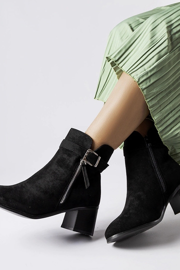 Botins pretos com salto... 2